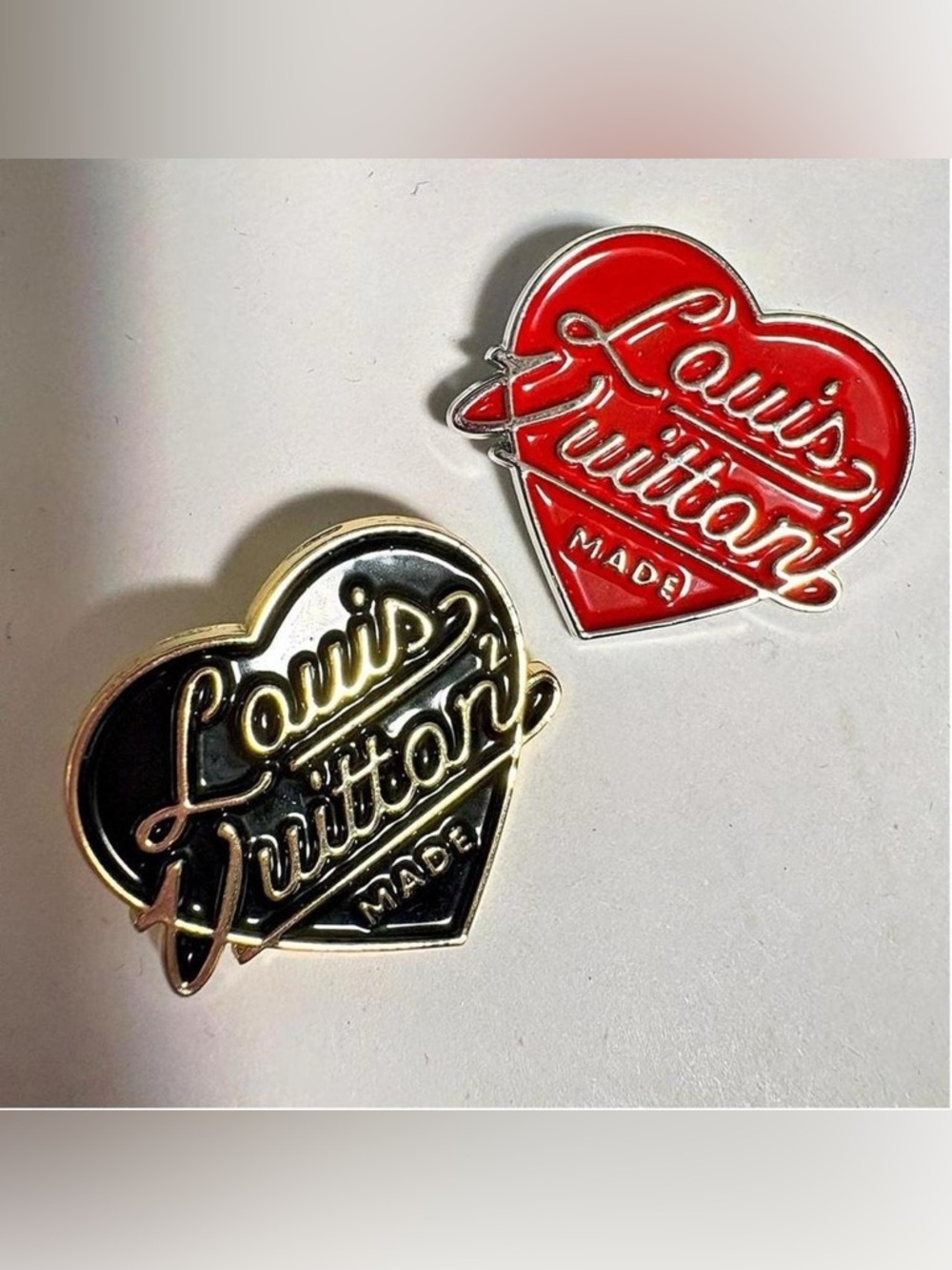 Set of 2 fashion heart brooches in red and black
